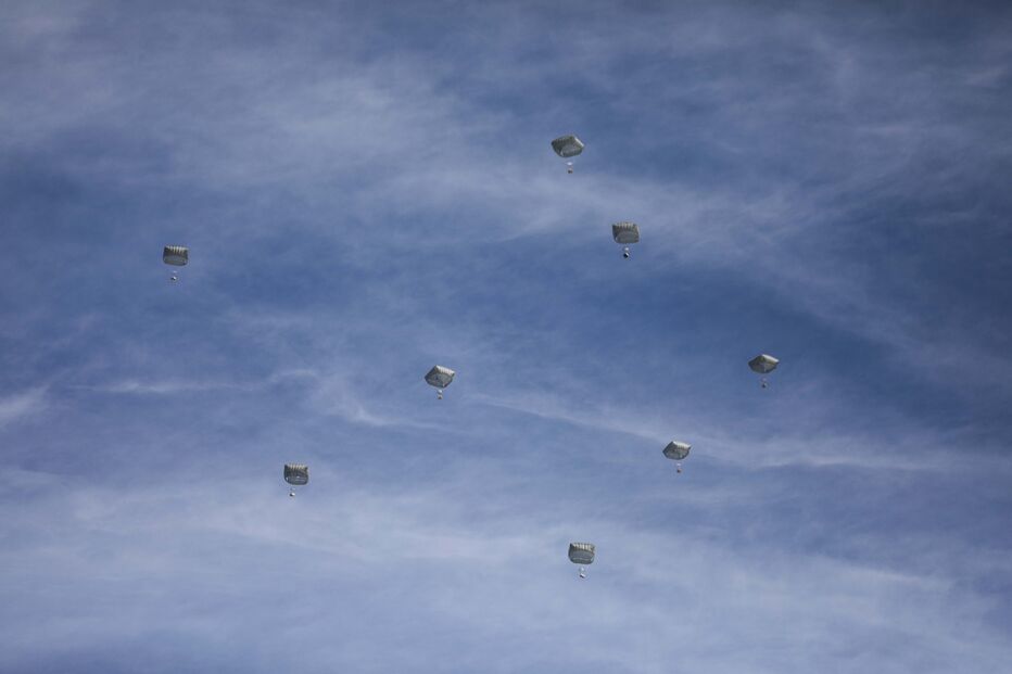 Ajuda humanitária é lançada de avião sobre Gaza