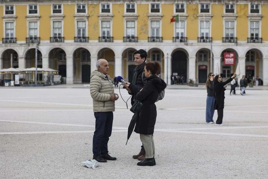 José Manuel Coelho sozinho em ação de rua do Partido Trabalhista Português em Lisboa 
