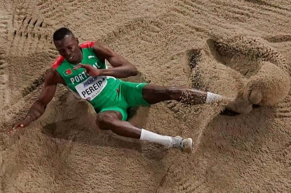 Tiago Pereira ganhou a medalha de bronze no triplo salto dos mundiais de pista coberta de Glasgow