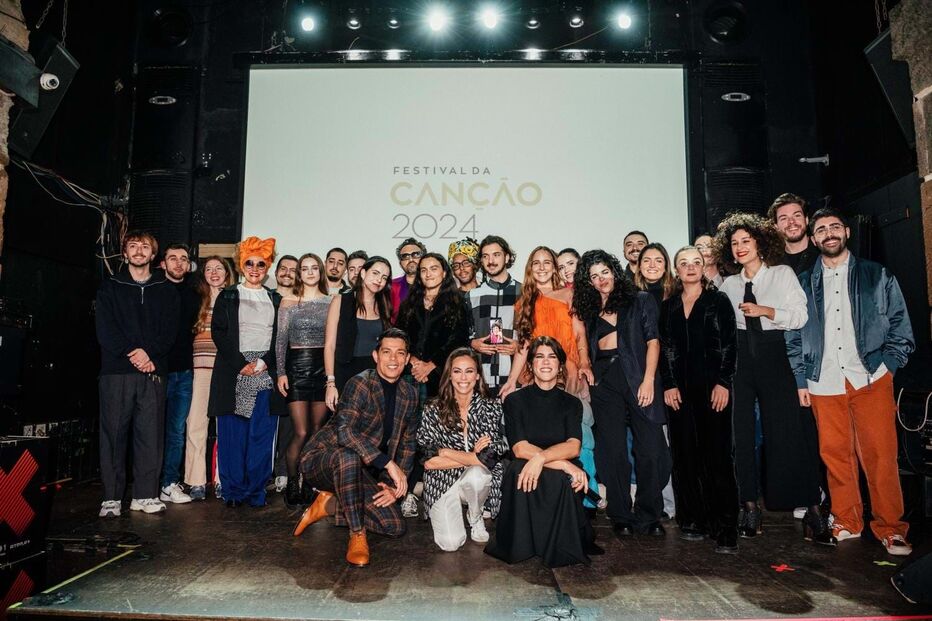 Fotografia de grupo entre concorrentes e apresentadores do Festival da Canção 2024