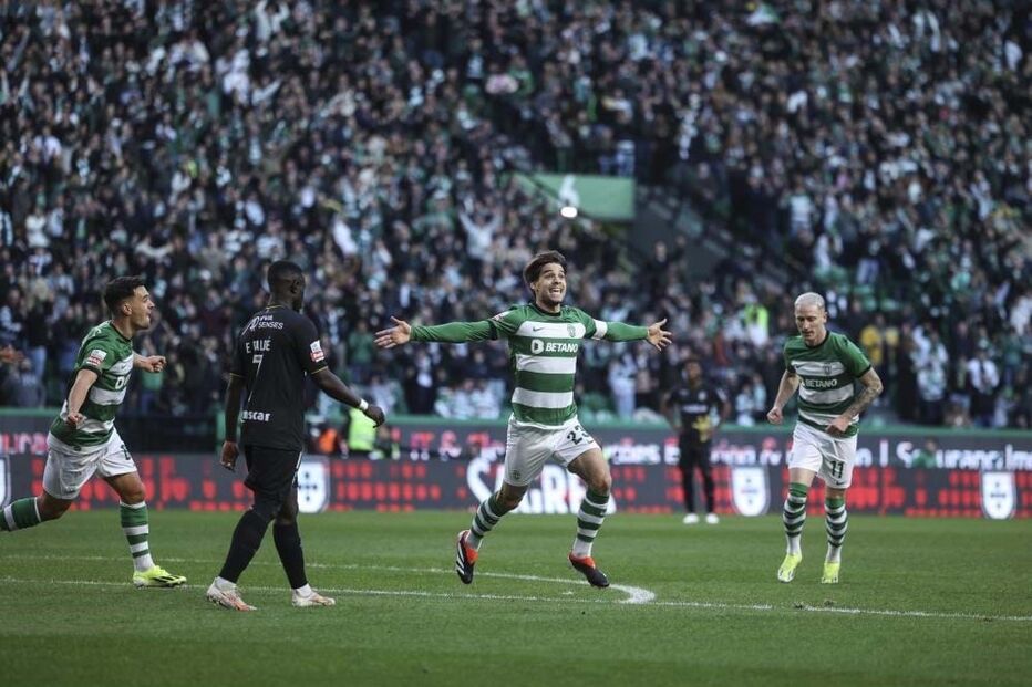 Daniel Bragança festeja o golo do Sporting frente ao Farense