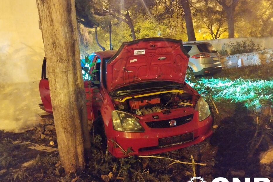 Carro ficou parado na vala