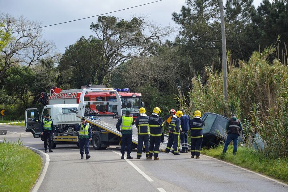 Aparato dos bombeiros e GNR no local do acidente