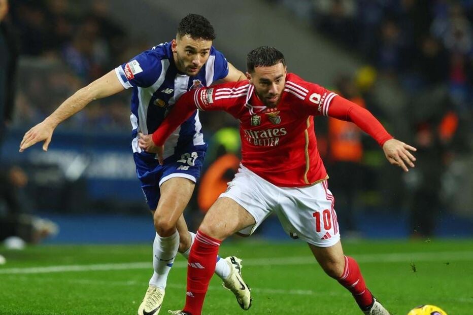 João Mário, do FC Porto, disputa a bola com Kokçu, do Benfica