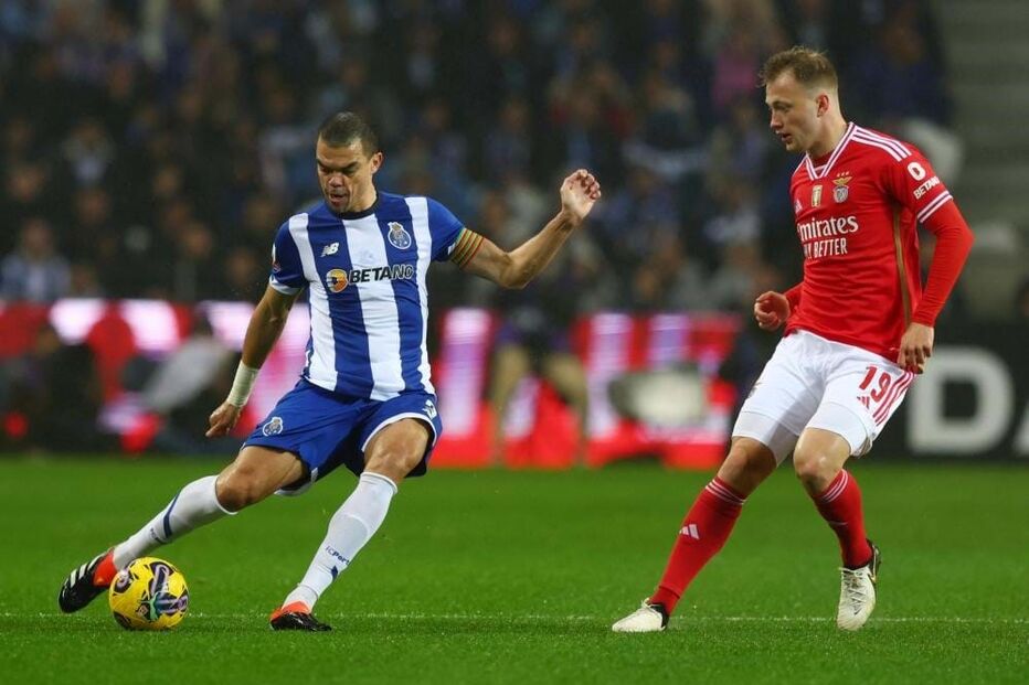Pepe, capitão do FC Porto, com a bola, com Tengstedt, jogador do Benfica, por perto