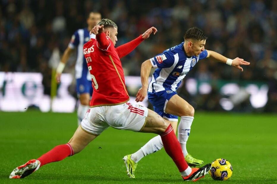 Francisco Conceição tenta passar por Morato