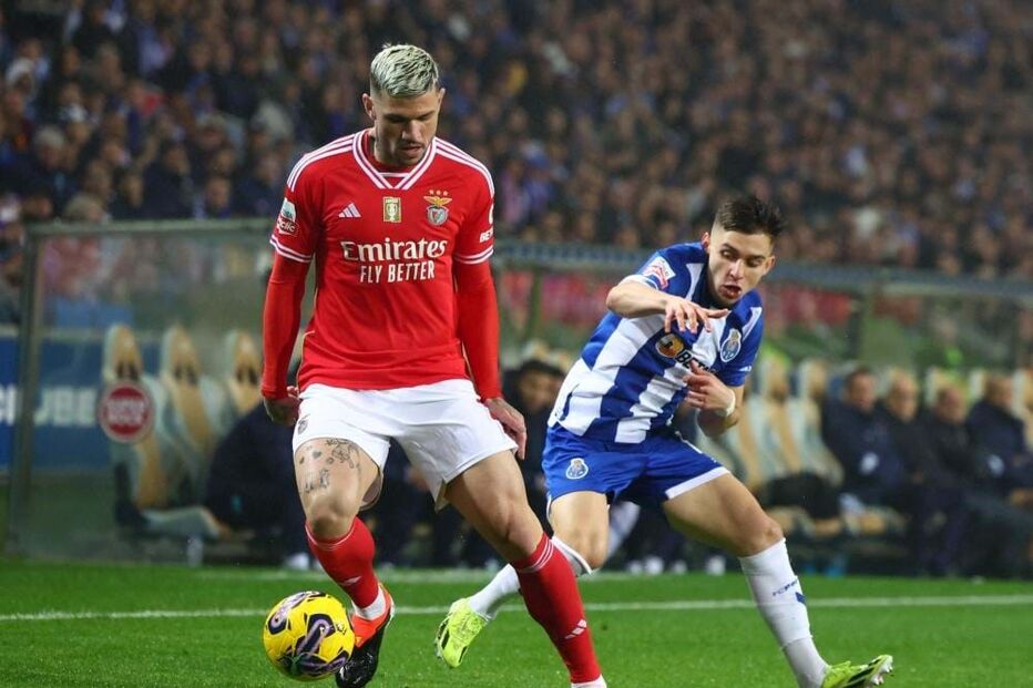 Morato, do Benfica, controla a bola, sob o olhar atento de Francisco Conceição, do FC Porto