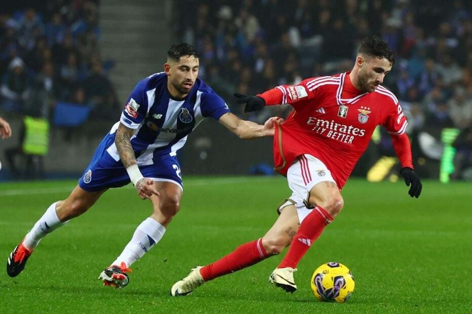 Alan Varela, do FC Porto, persegue o extremo Rafa, do Benfica