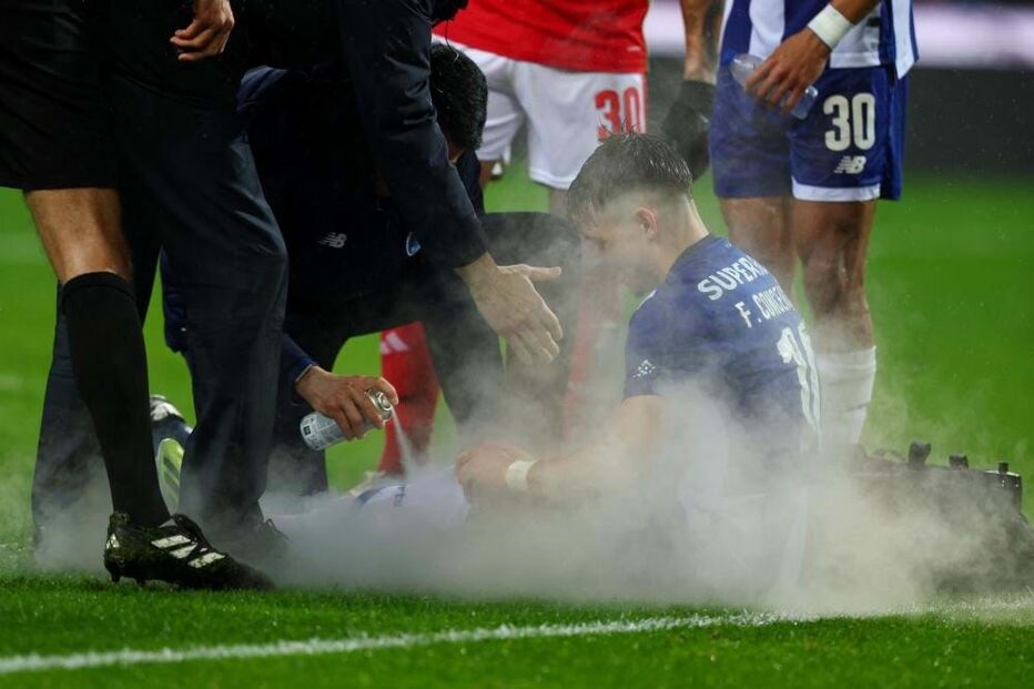 Francisco Conceição recebe assistência no clássico frente ao Benfica