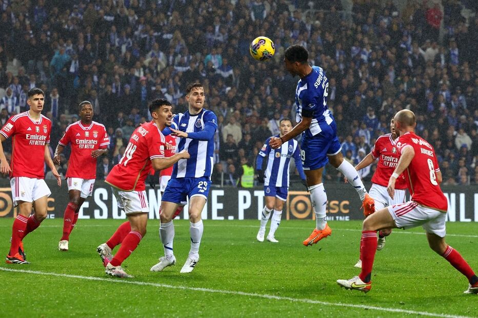 Namaso cabeceia para o quinto golo do FC Porto
