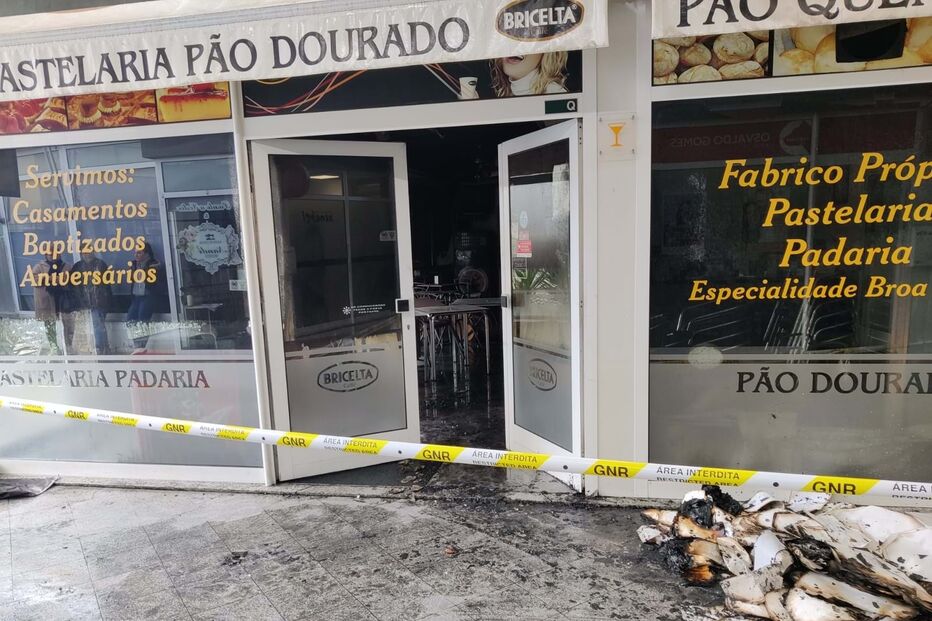 Pastelaria incendiada na Ponte da Barca