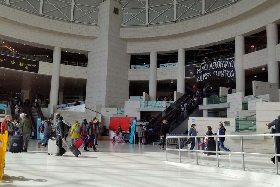 Ativistas climáticos pintam átrio e leitores de cartões de embarque no Aeroporto de Lisboa
