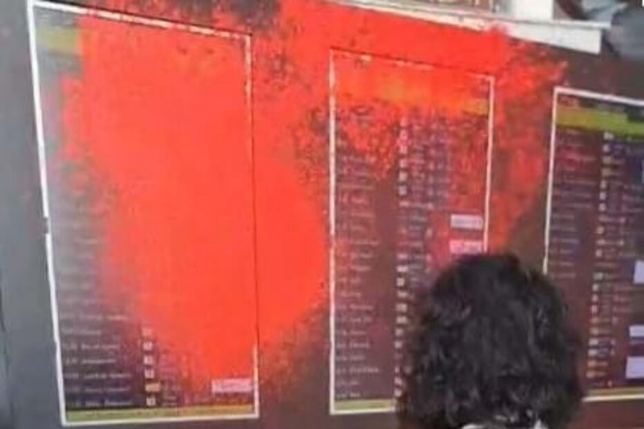 Ativistas climáticos pintam átrio e leitores de cartões de embarque no Aeroporto de Lisboa