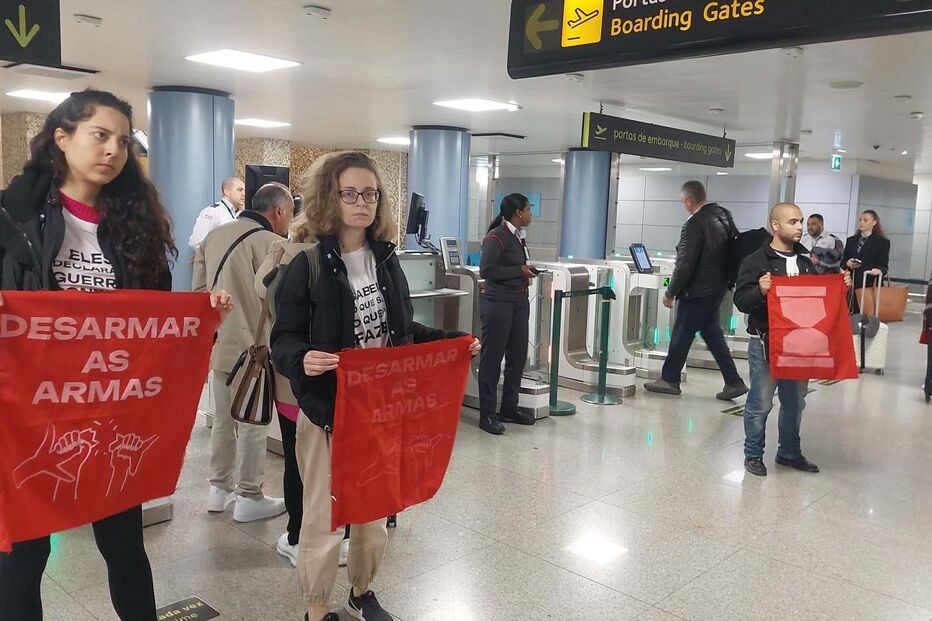 Ativistas climáticos pintam átrio e leitores de cartões de embarque no Aeroporto de Lisboa