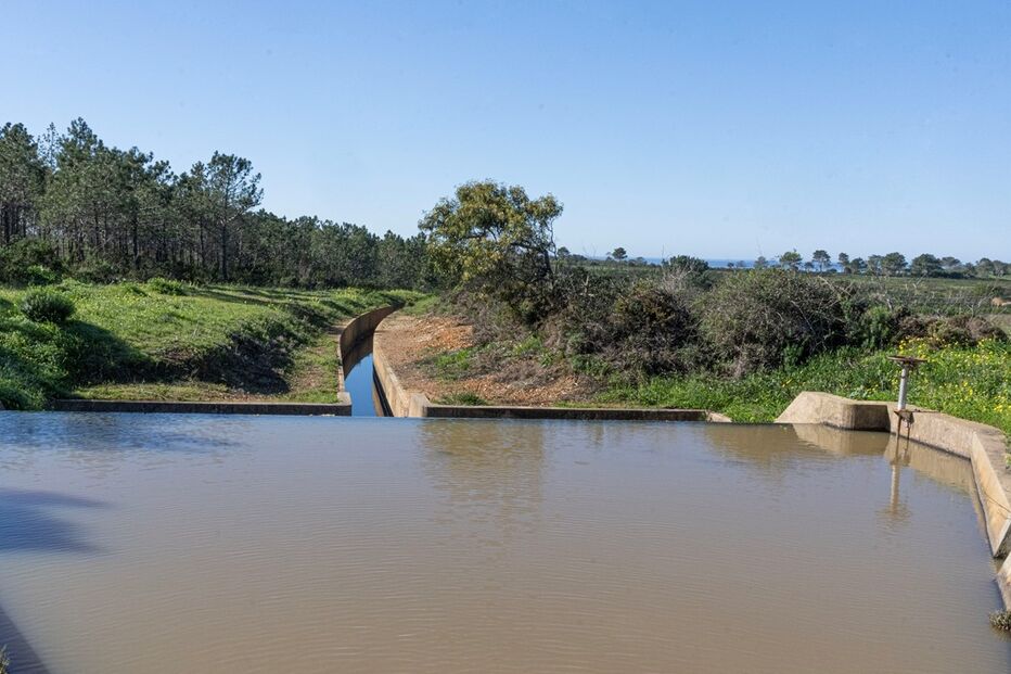 A água do sistema de rega do Mira que chega ao terminal do Rogil, em Aljezur, vai para o mar