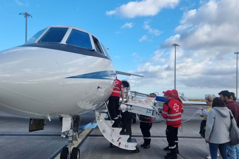Força Aérea transporta bebé