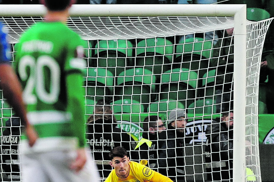 Franco Israel viu a bola embater nos ferros da sua baliza três vezes durante o jogo