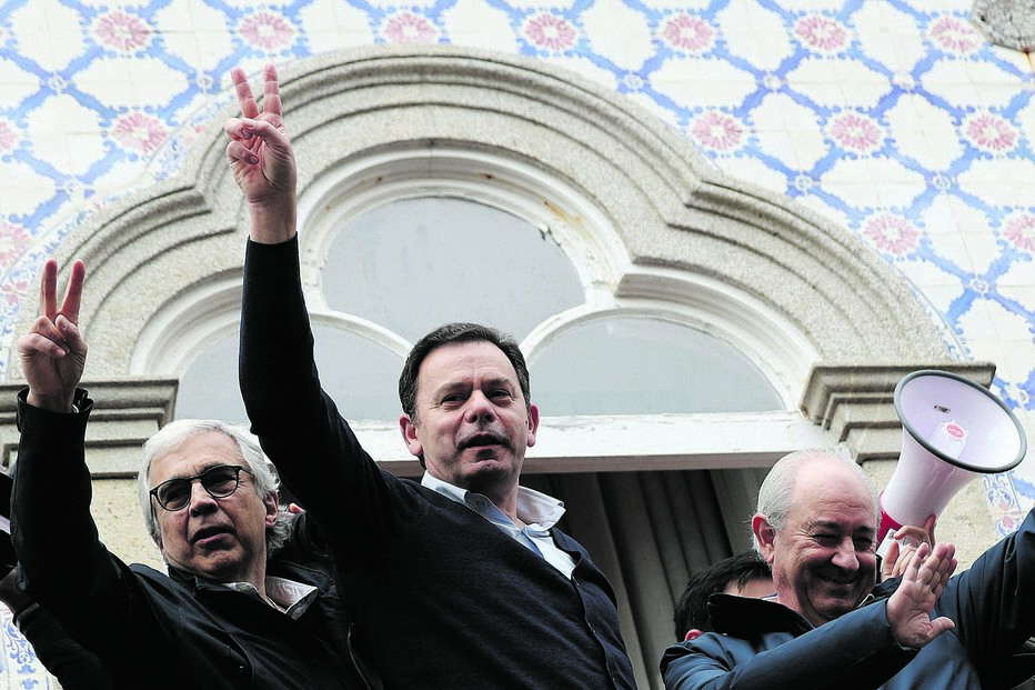 Luís Montenegro e Rui Rio acenam numa arruada
