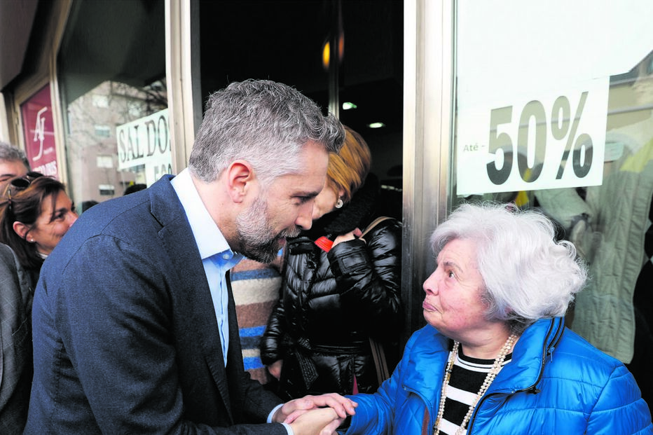 “Queremos é dinheiro”, diz uma eleitora ao secretário-geral do PS, Pedro Nuno Santos