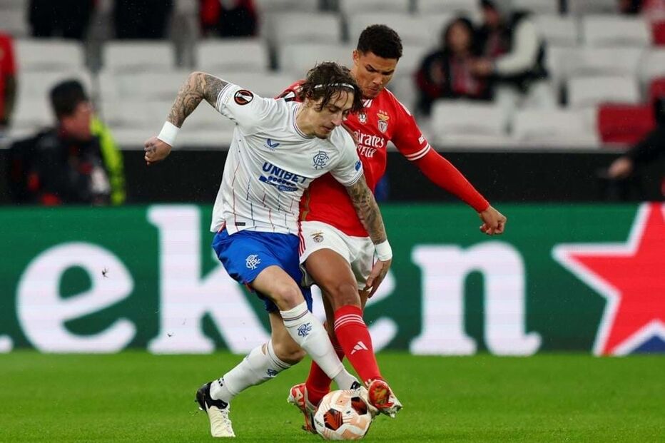 Fábio Silva, ex-FC Porto, controla a bola face à oposição de Bah