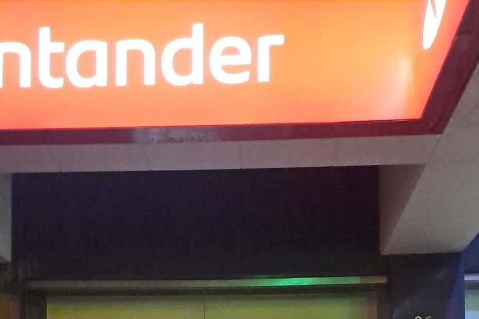 Ativistas pelo clima partem montra de balcão do Santander em protesto em Lisboa