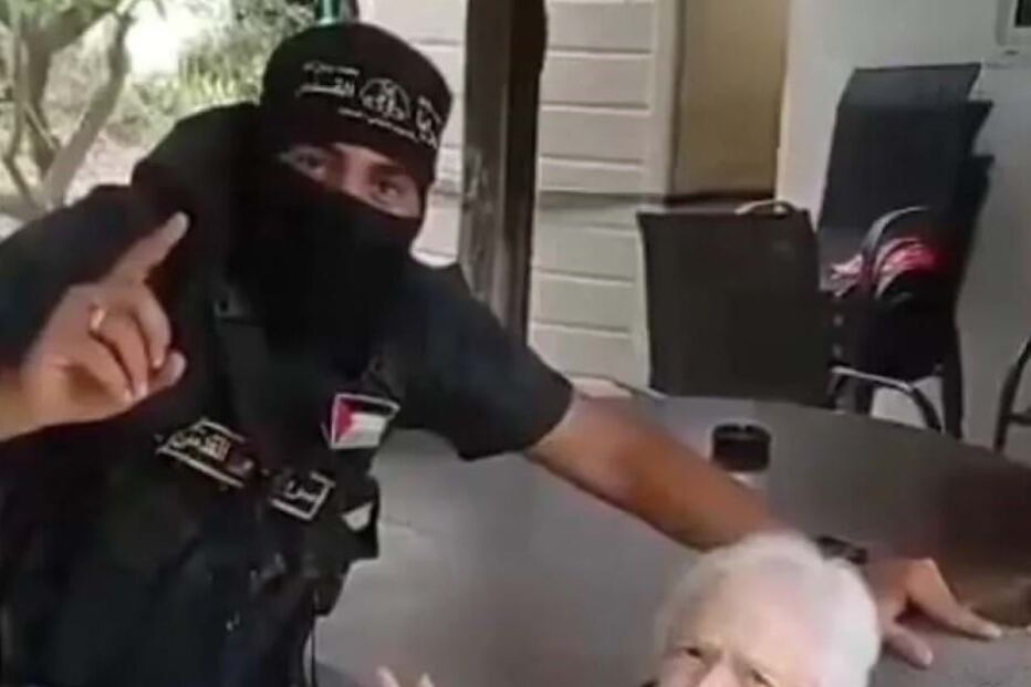 Ester tirou foto com terroristas que a deixaram em liberdade