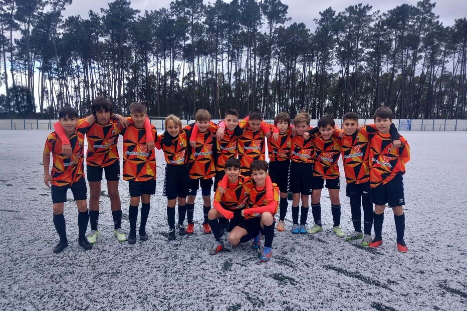 Jogadores de sub-13 deparam-se com relvado coberto de granizo em Leiria