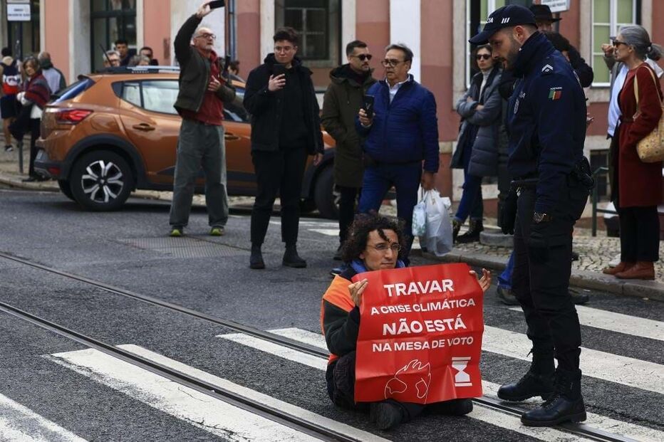Climáximo bloqueia Rua da Escola Politécnica em Lisboa	