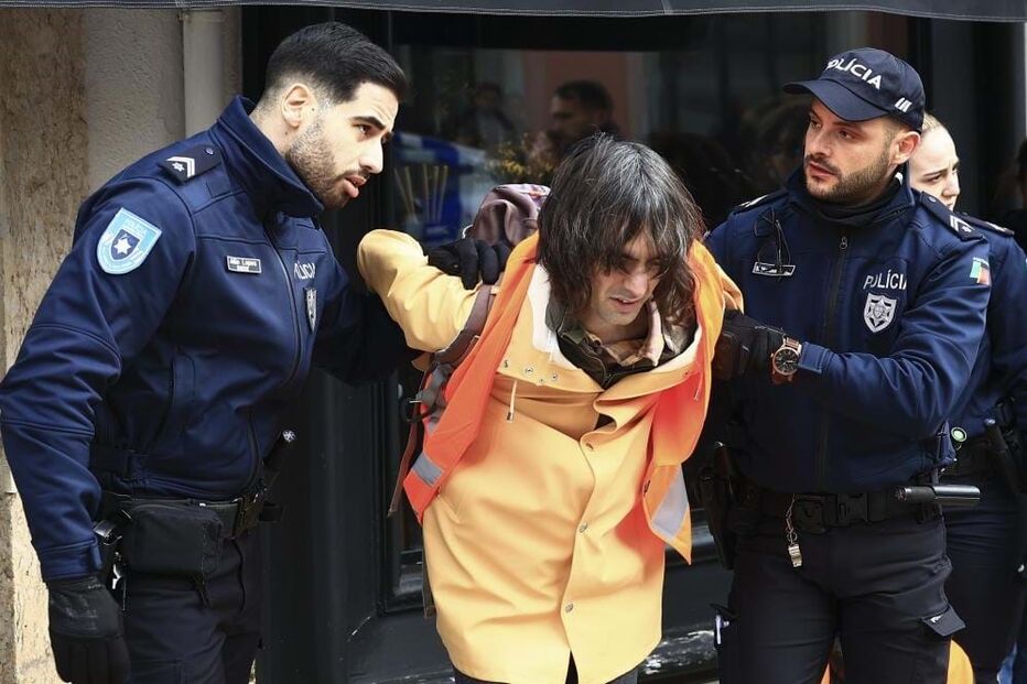 Climáximo bloqueia Rua da Escola Politécnica em Lisboa	