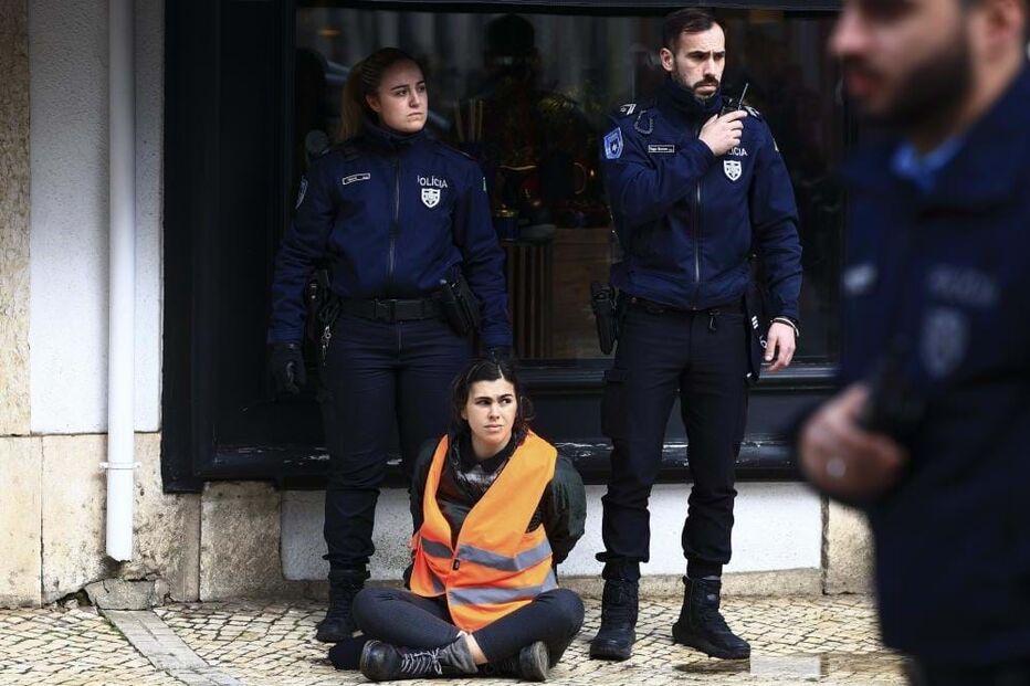 Climáximo bloqueia Rua da Escola Politécnica em Lisboa	