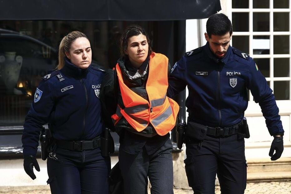 Climáximo bloqueia Rua da Escola Politécnica em Lisboa	