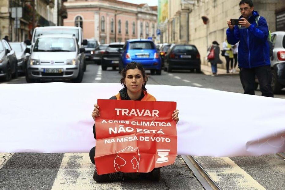 Climáximo bloqueia Rua da Escola Politécnica em Lisboa	