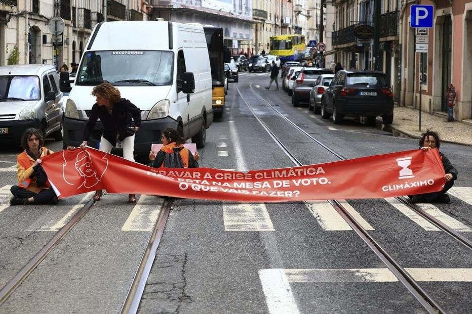 Climáximo bloqueia Rua da Escola Politécnica em Lisboa	