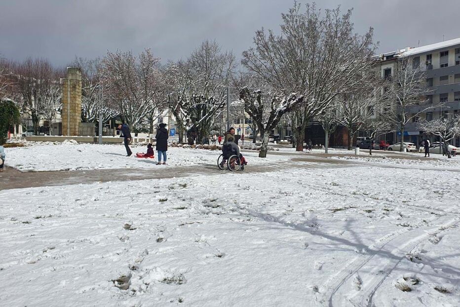Residentres da Guarda brincam na neve