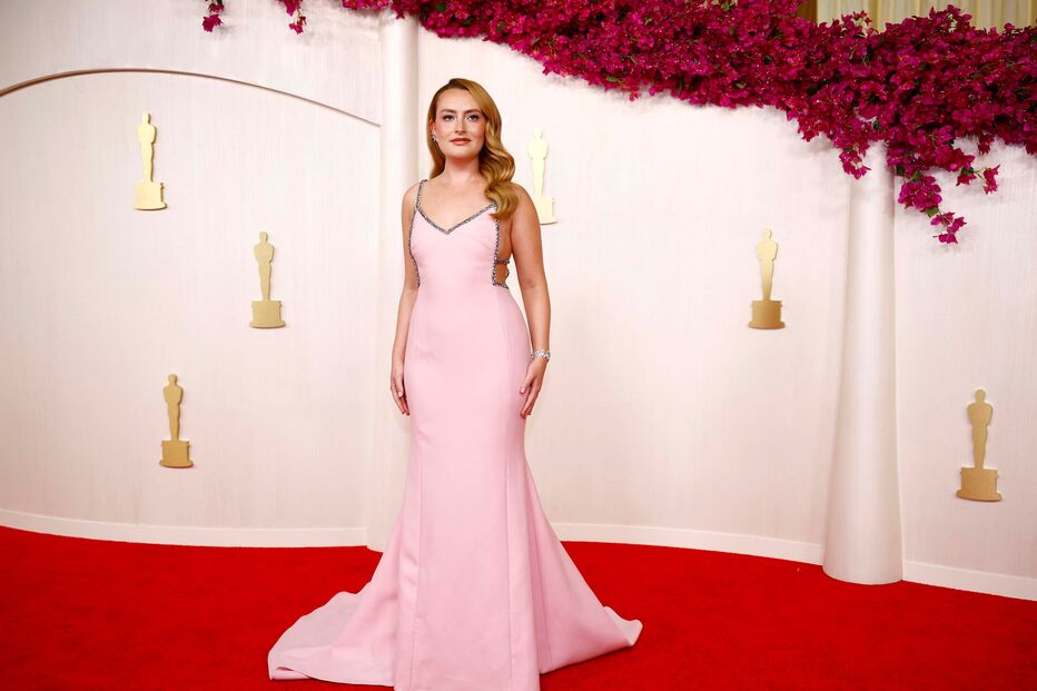 Amelia Dimoldenberg posa na passadeira vermelha dos Óscares