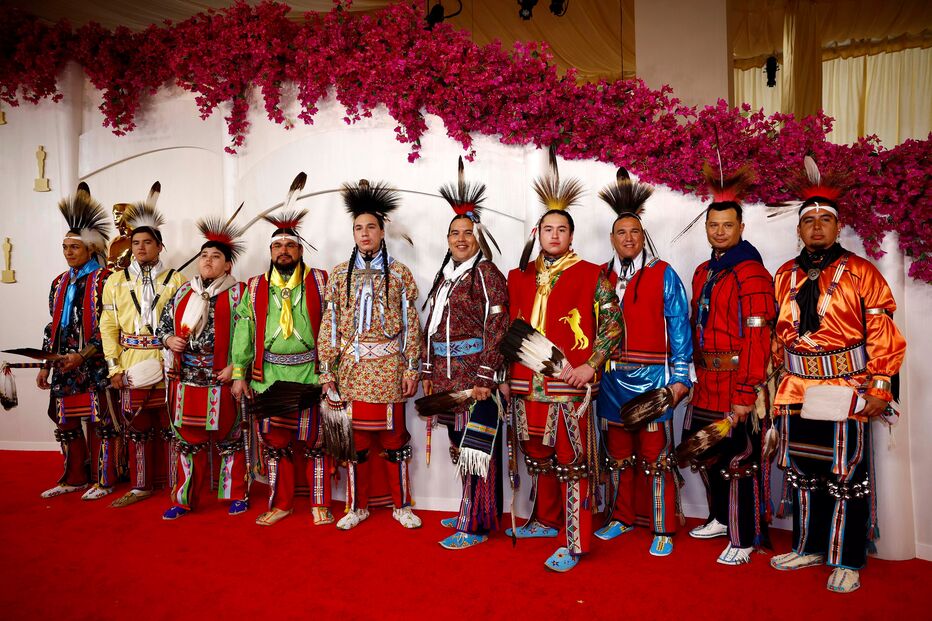 Membros da Nação Osage posam na passadeira vermelha dos Óscares