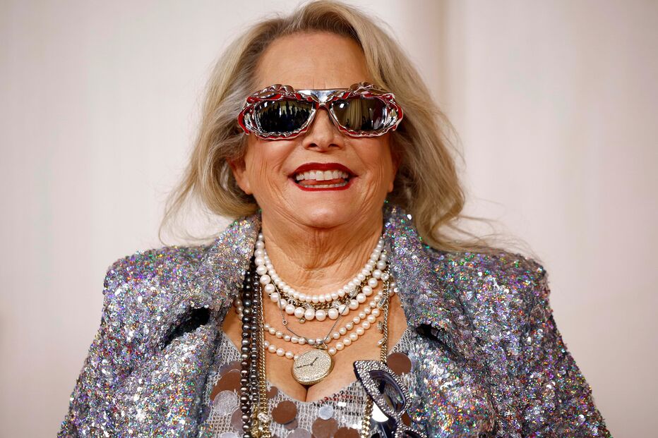 Compositora Laura Karpman posa na passadeira vermelha dos Óscares