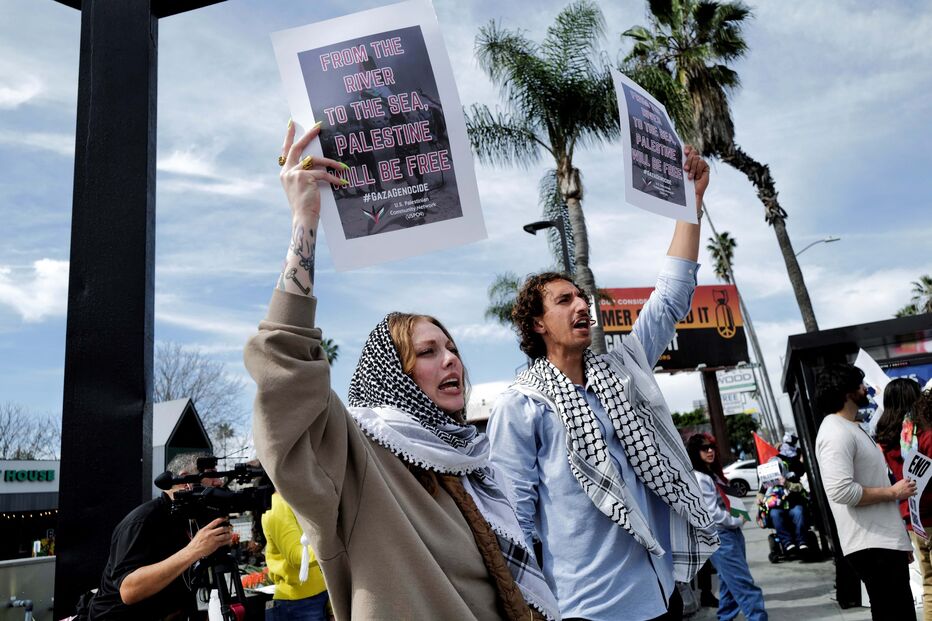 Várias pessoas protestam contra o conflito Israel-Hamas junto aos Óscares 
