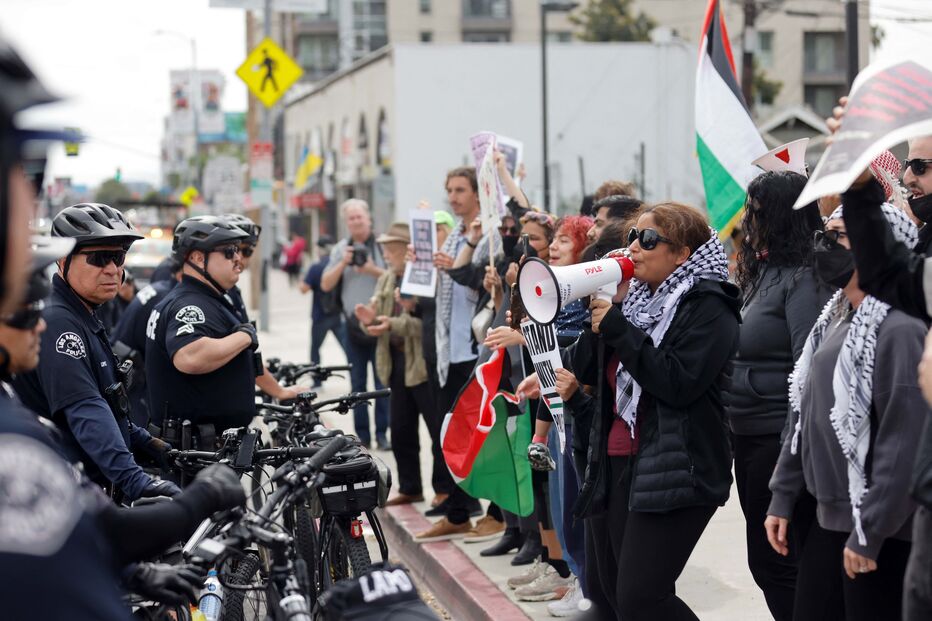 Várias pessoas protestam contra o conflito Israel-Hamas junto aos Óscares 
