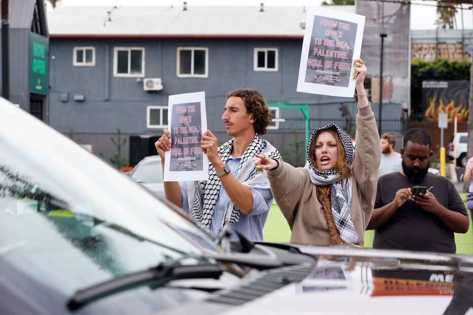 Várias pessoas protestam contra o conflito Israel-Hamas junto aos Óscares 