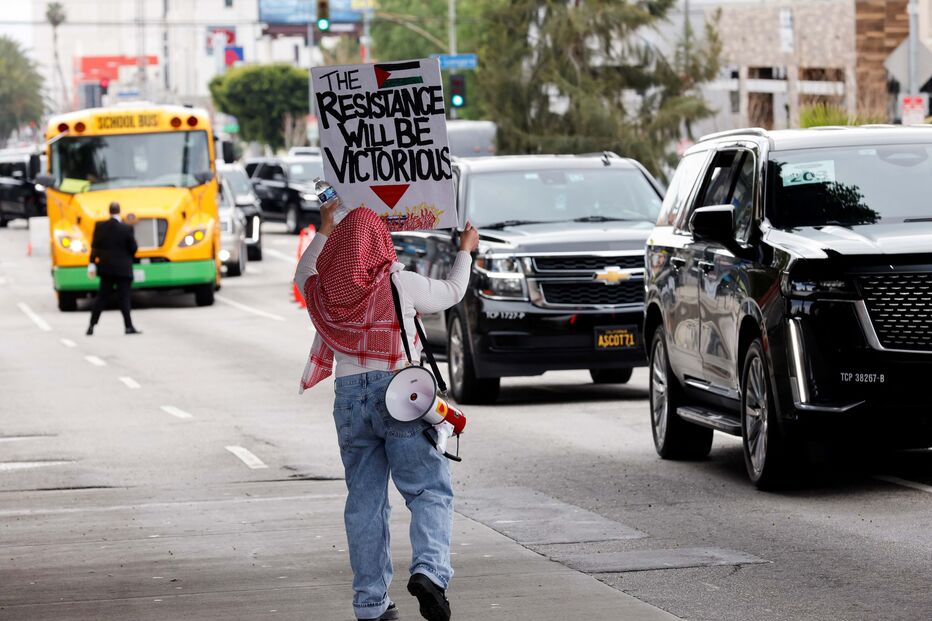 Várias pessoas protestam contra o conflito Israel-Hamas junto aos Óscares 