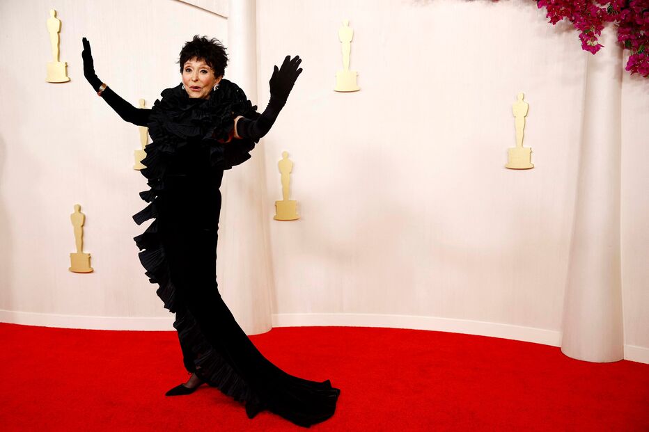 Rita Moreno posa na passadeira vermelha dos Óscares