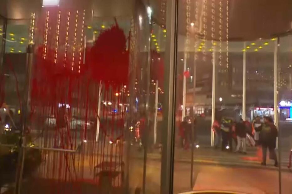  Ativistas climáticos atiram tinta vermelha contra sede da Aliança Democrática