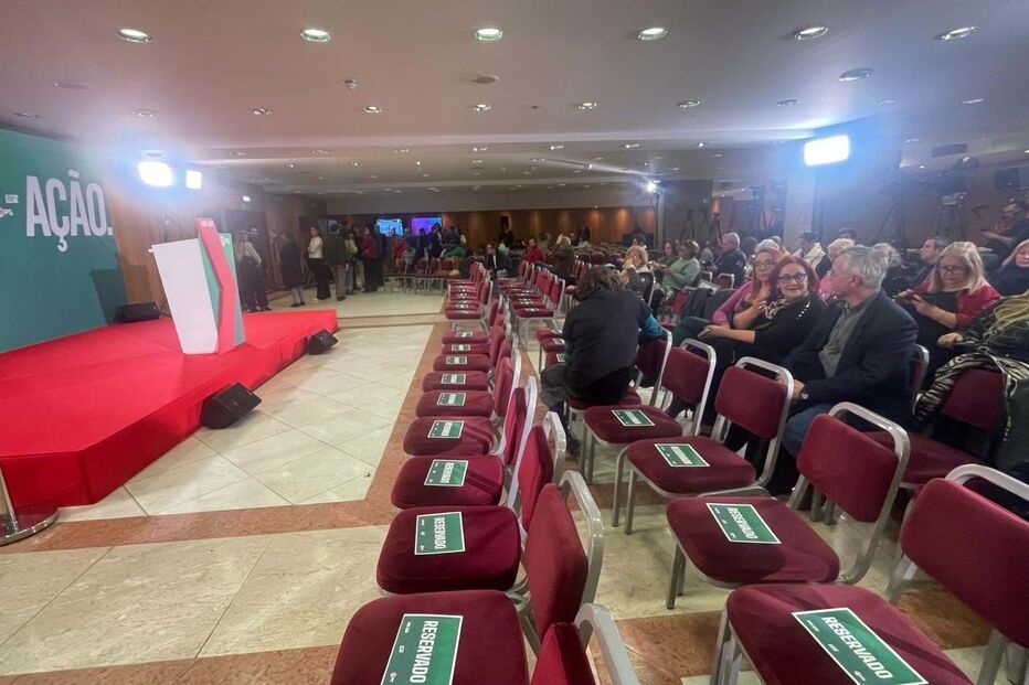Sala composta no hotel onde o PS faz a noite eleitoral