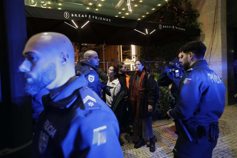 Quatro ativistas do Climáximo detidos por atirarem tinta contra sede eleitoral da AD