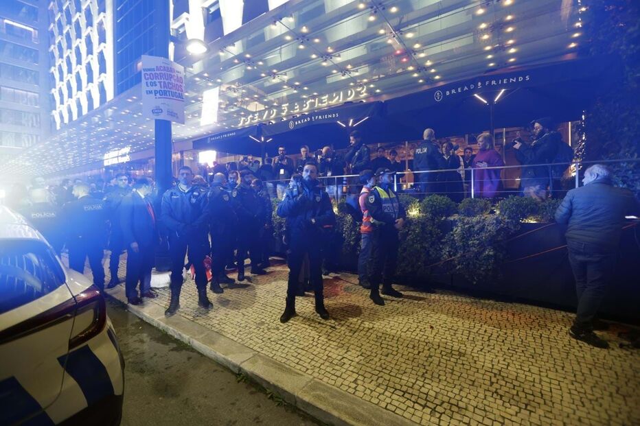 Quatro ativistas do Climáximo detidos por atirarem tinta contra sede eleitoral da AD