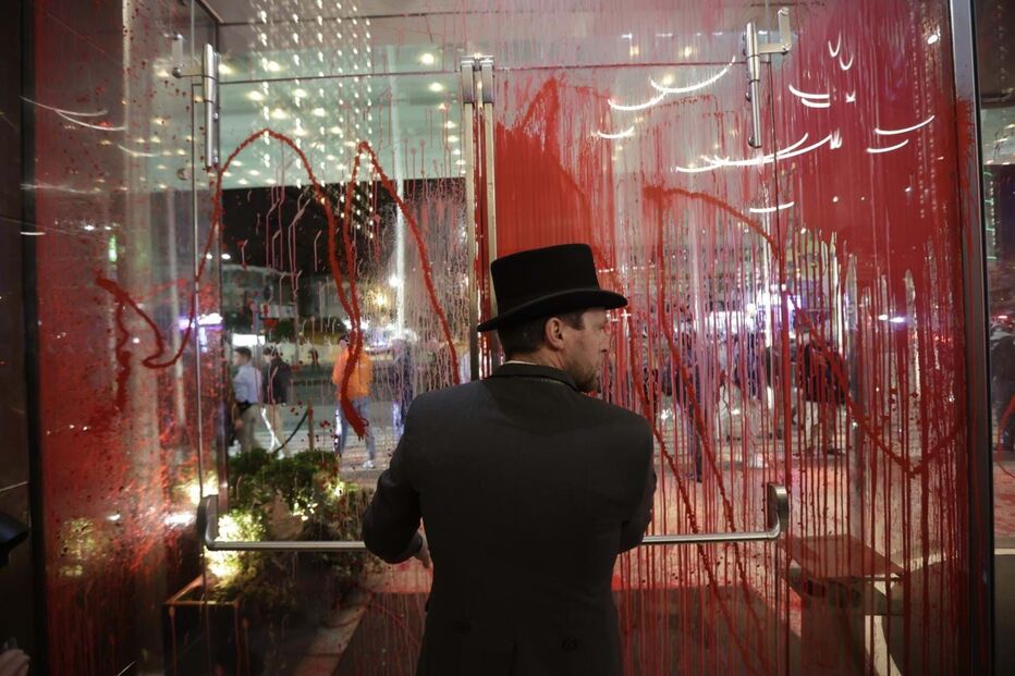 Quatro ativistas do Climáximo detidos por atirarem tinta contra sede eleitoral da AD	