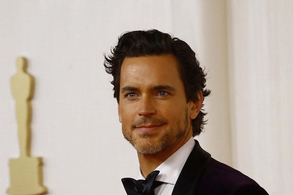 Matt Bomer posa na passadeira vermelha dos Óscares
