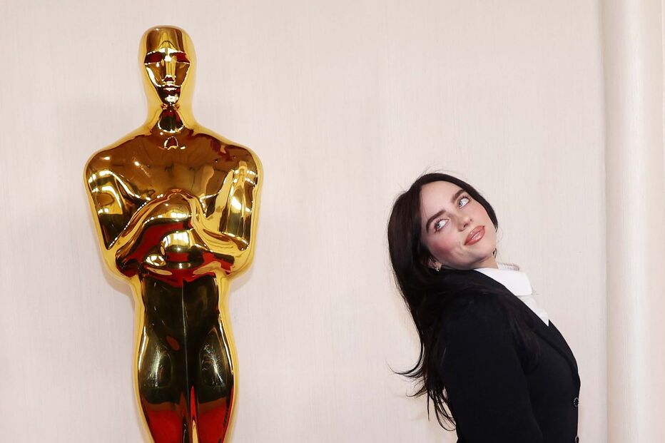 Billie Eilish posa na passadeira vermelha dos Óscares