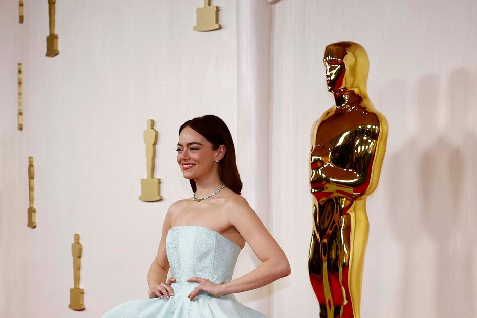 Emma Stone posa na passadeira vermelha dos Óscares